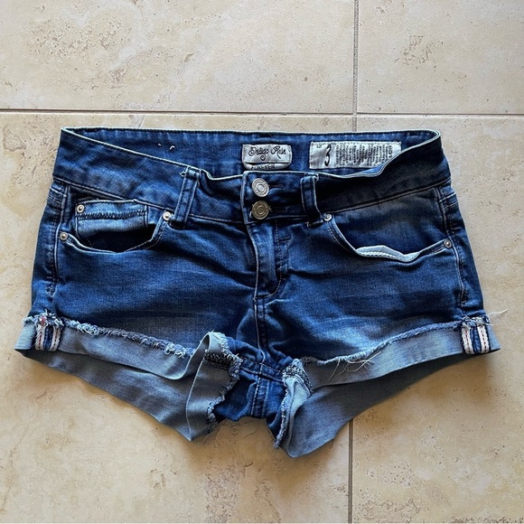 Indigo Rein Women's Medium Wash Blue Denim Rolled Hem Vintage Jean Shorts Size 3 - Picture 1 of 3